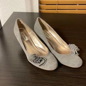 Steve Madden size 11 grey suede pumps